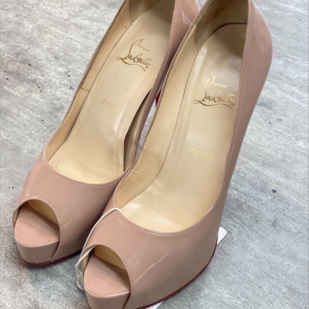 Louboutin Very Prive Nude Patent Pumps Size 39.5